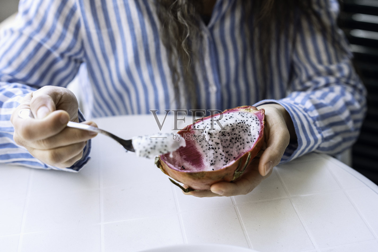 火龙果。异国水果饮食，POV。照片摄影图片