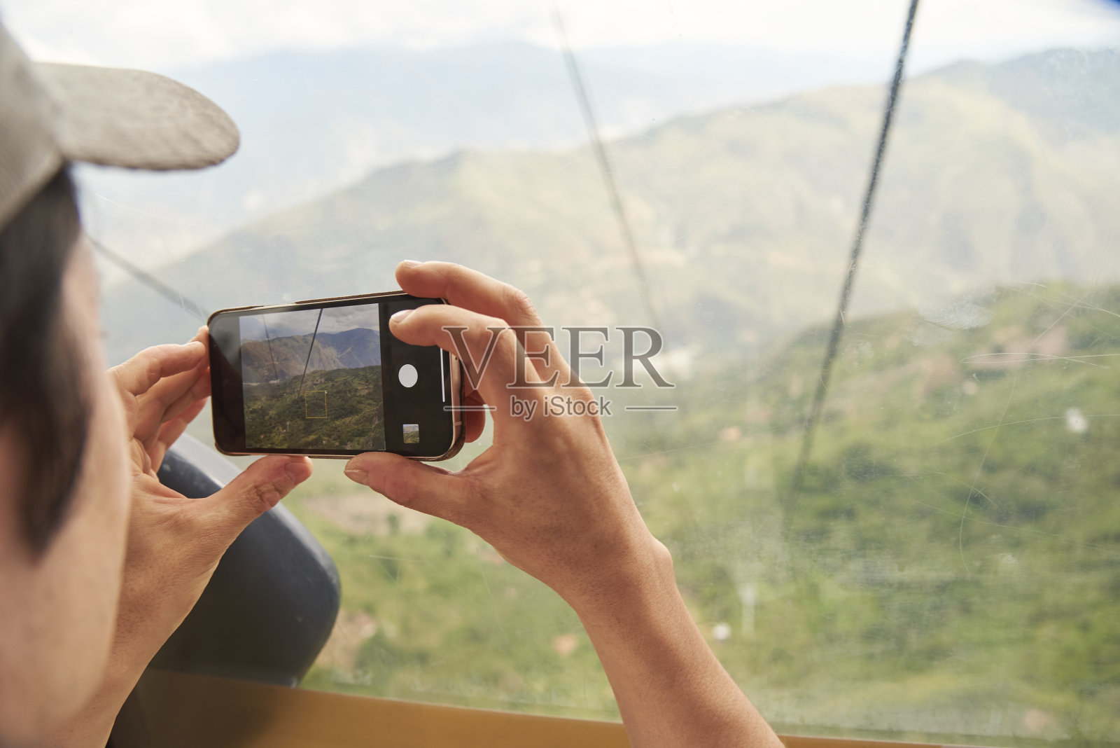 在奇科莫查峡谷的缆车舱内拍照的人照片摄影图片