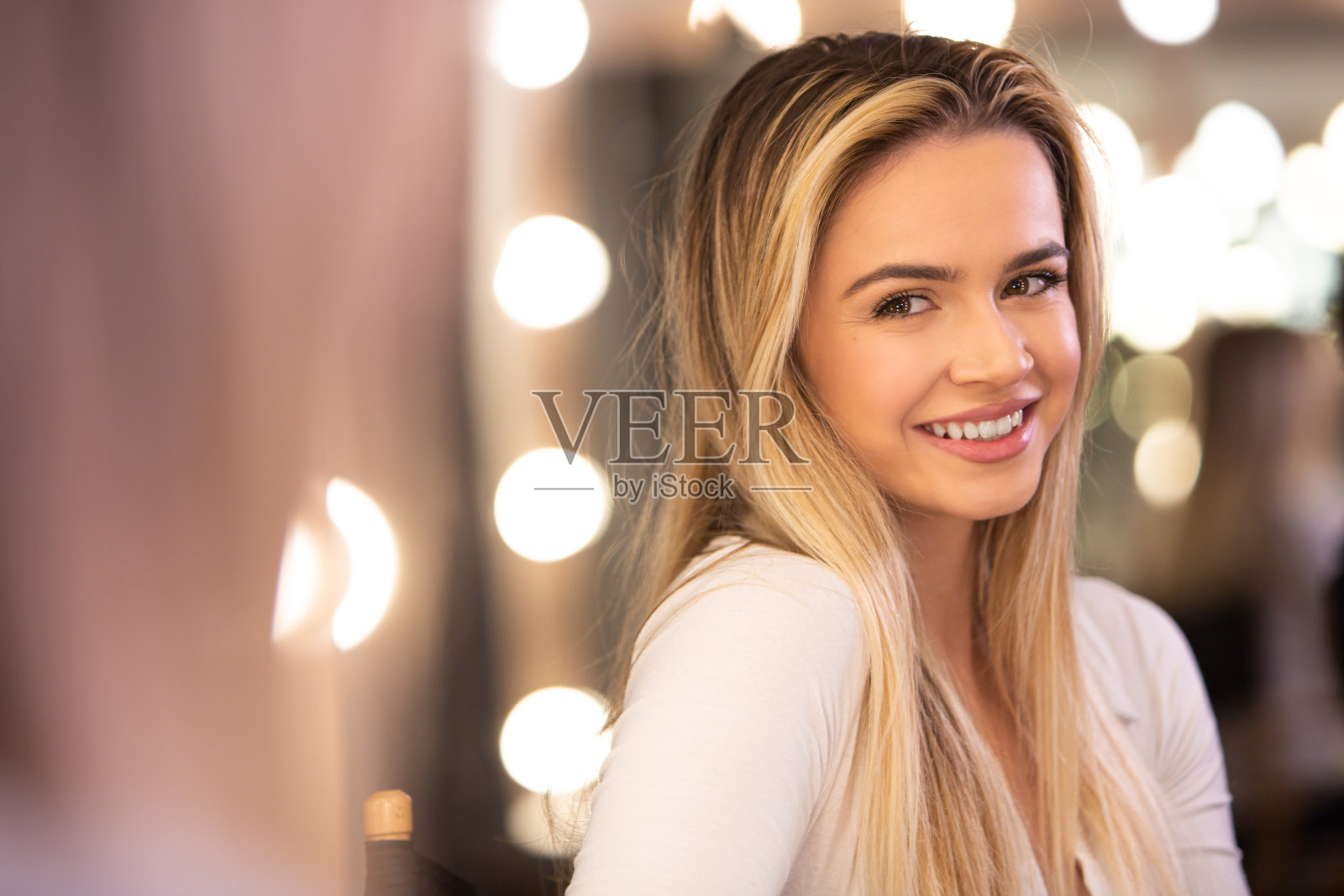 美的反映:拥抱自信照片摄影图片