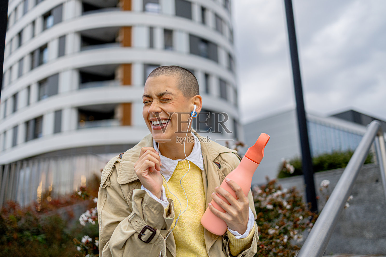 年轻女子喜欢听音乐照片摄影图片