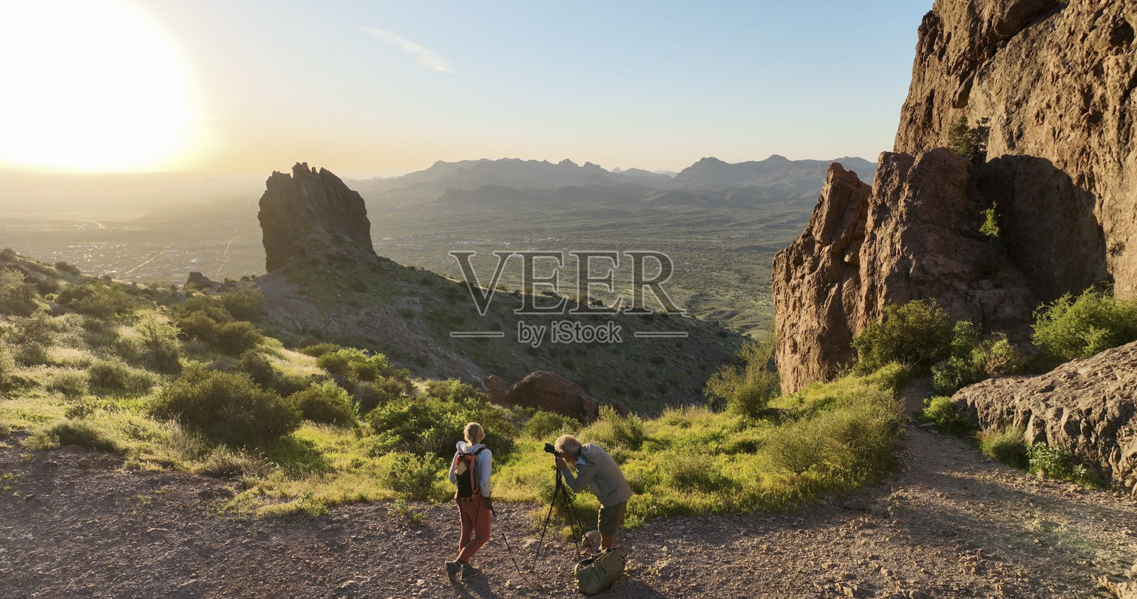 夫妇在沙漠中拍摄的鸟瞰图照片摄影图片