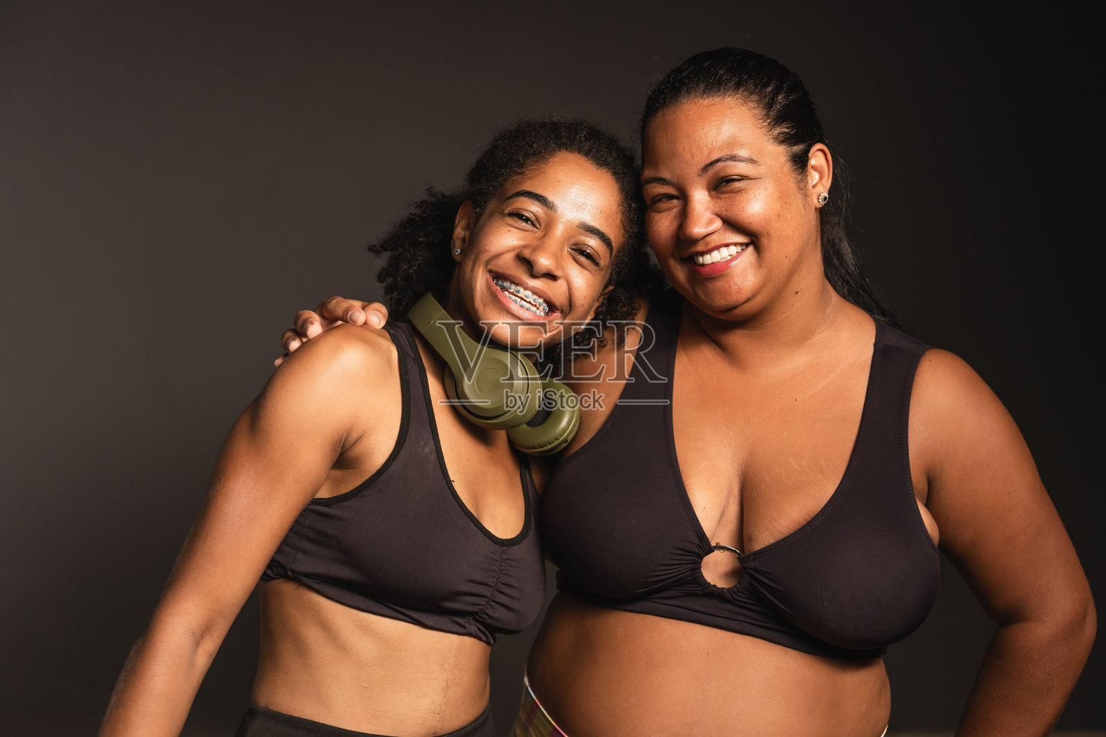 不同体型的女性朋友互相拥抱照片摄影图片