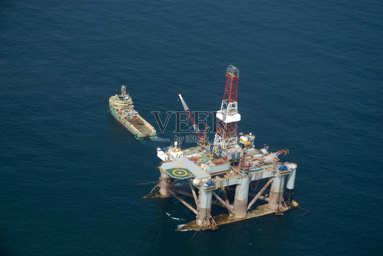 石油钻井平台和PSV平台供应船的鸟瞰图。照片摄影图片