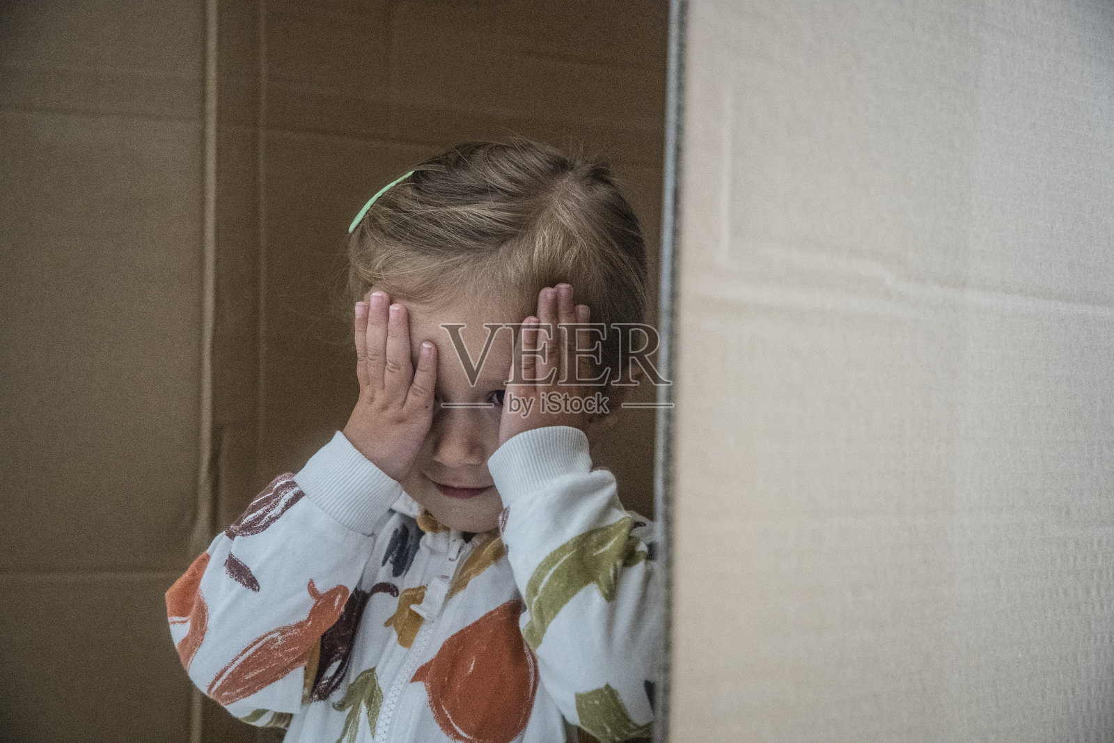 孩子在家里玩捉迷藏。快乐的童年。照片摄影图片