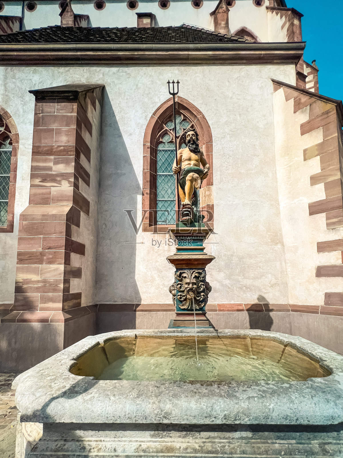 瑞士巴塞尔市中心的历史喷泉照片摄影图片
