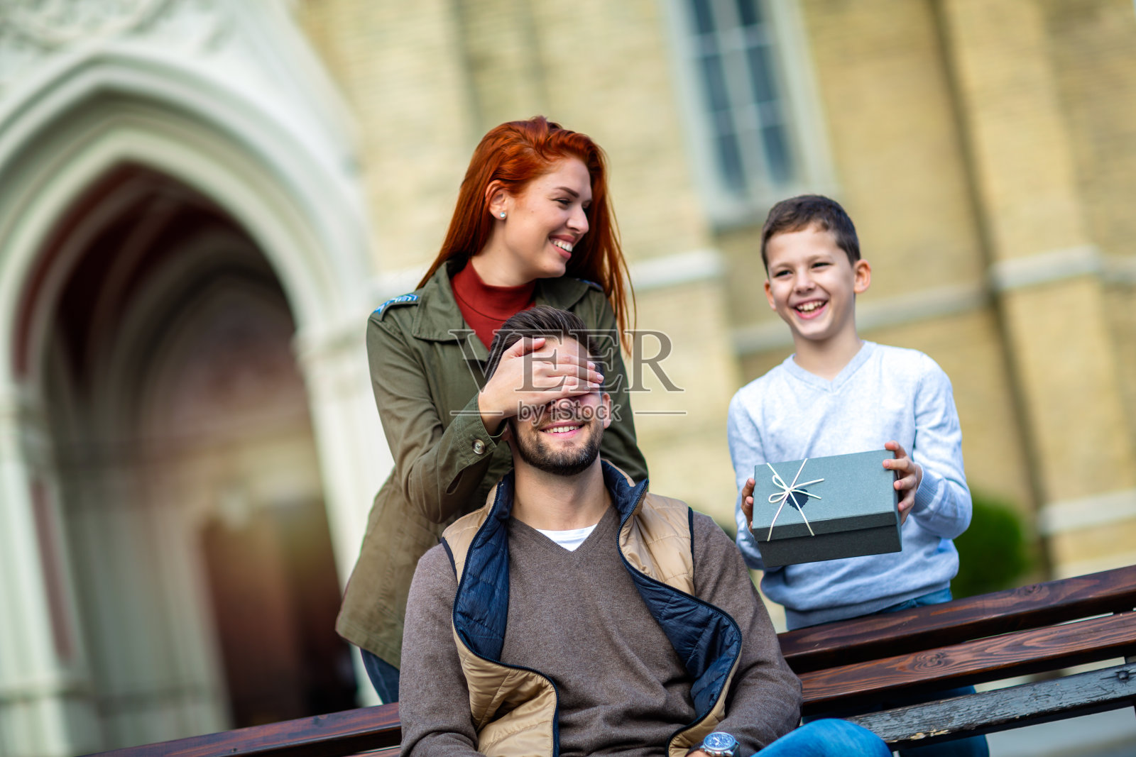 年轻的家庭与目前户外。照片摄影图片