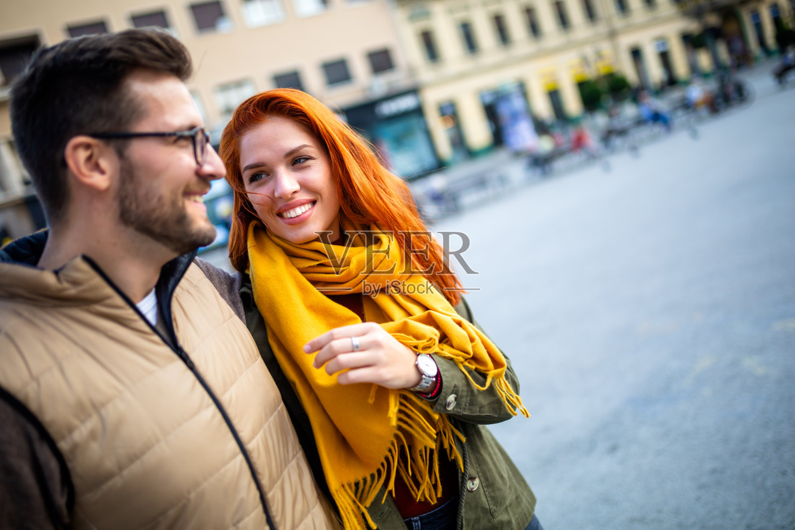 微笑的夫妇享受假期，年轻的游客在白天散步和探索城市街道。照片摄影图片