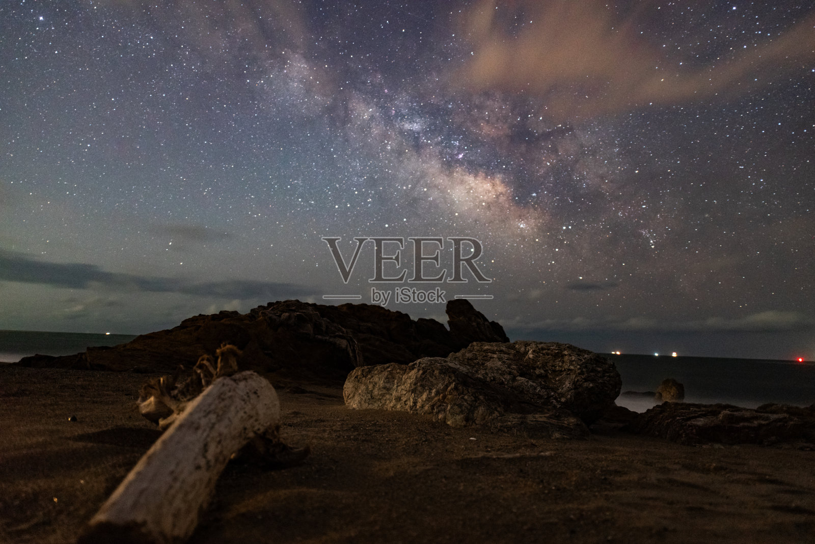 在海上看银河照片摄影图片