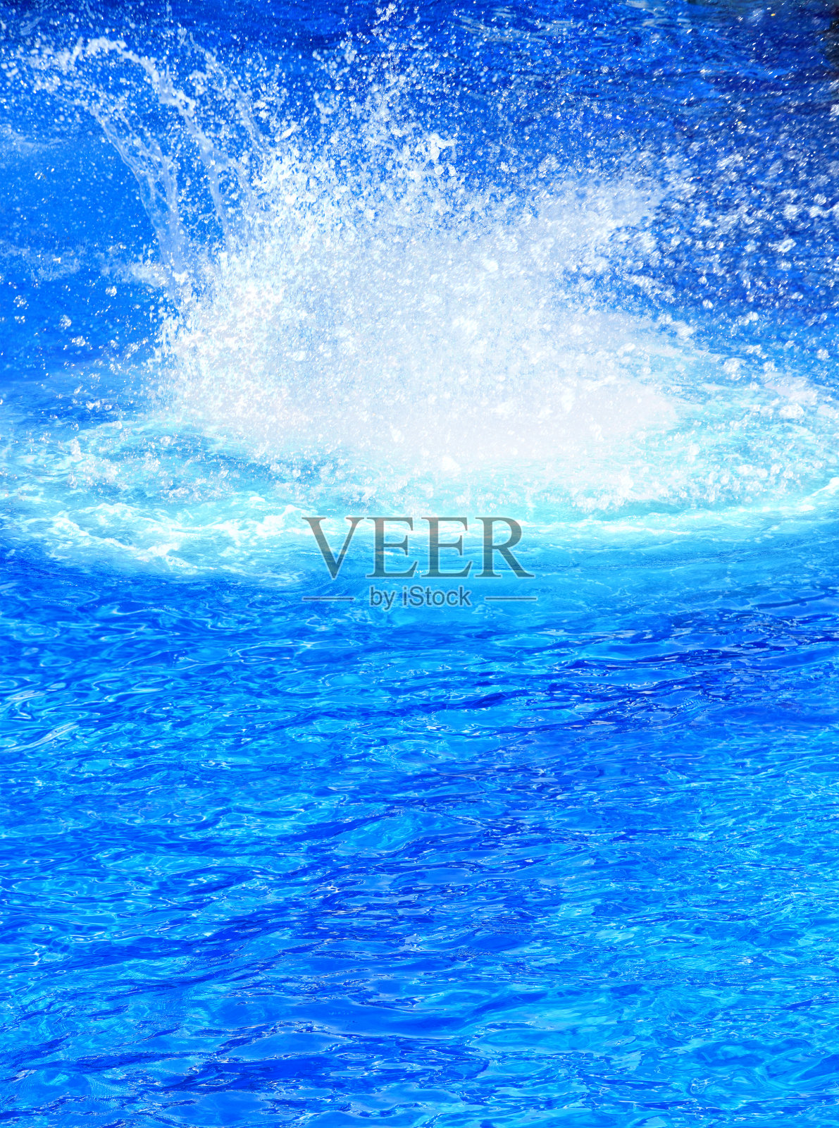 跳入游泳池的清新照片摄影图片