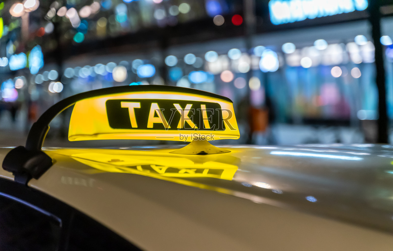 夜景中的城市出租车照明标志特写照片摄影图片