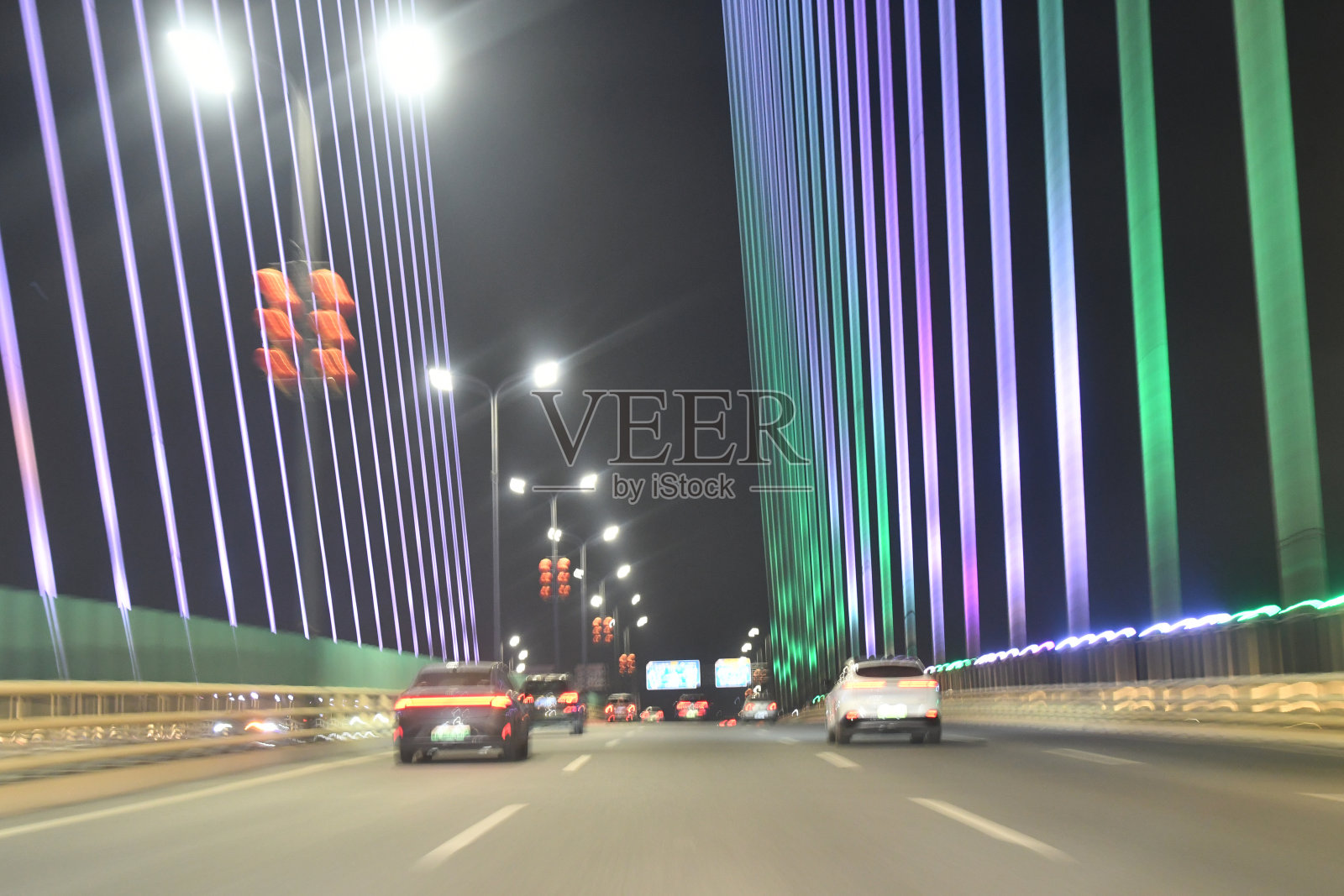 晚上在桥上快速行驶照片摄影图片