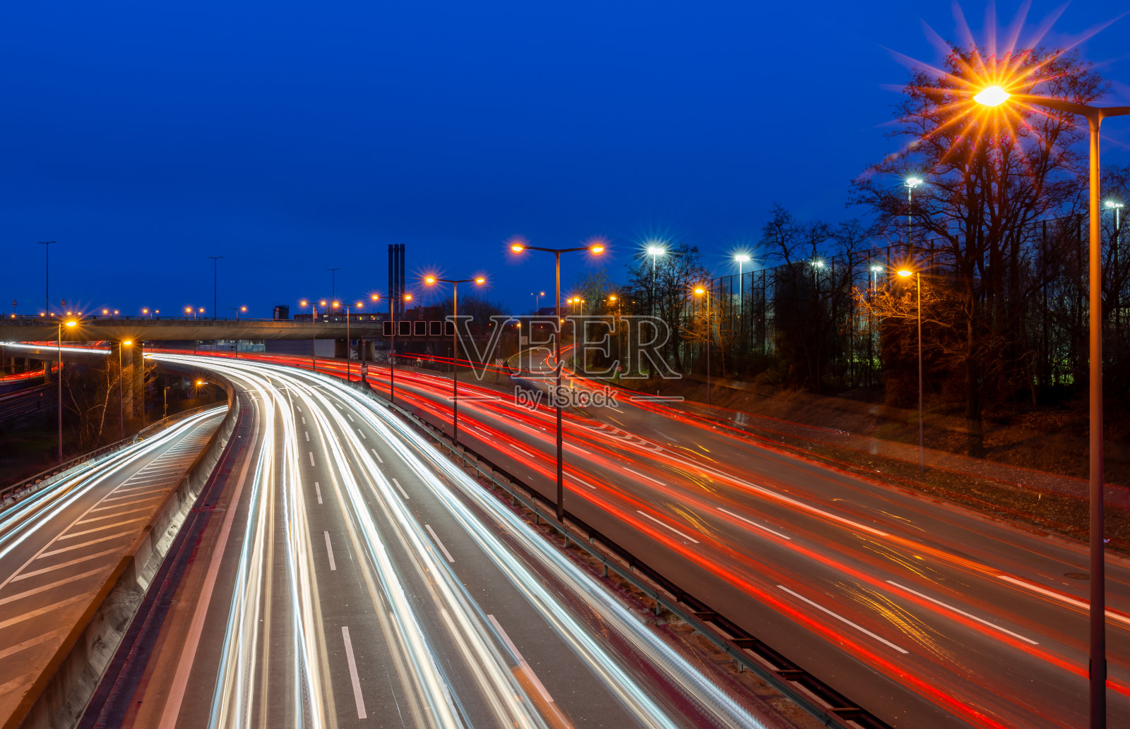 夜间柏林城市高速公路上的高角度灯光照片摄影图片