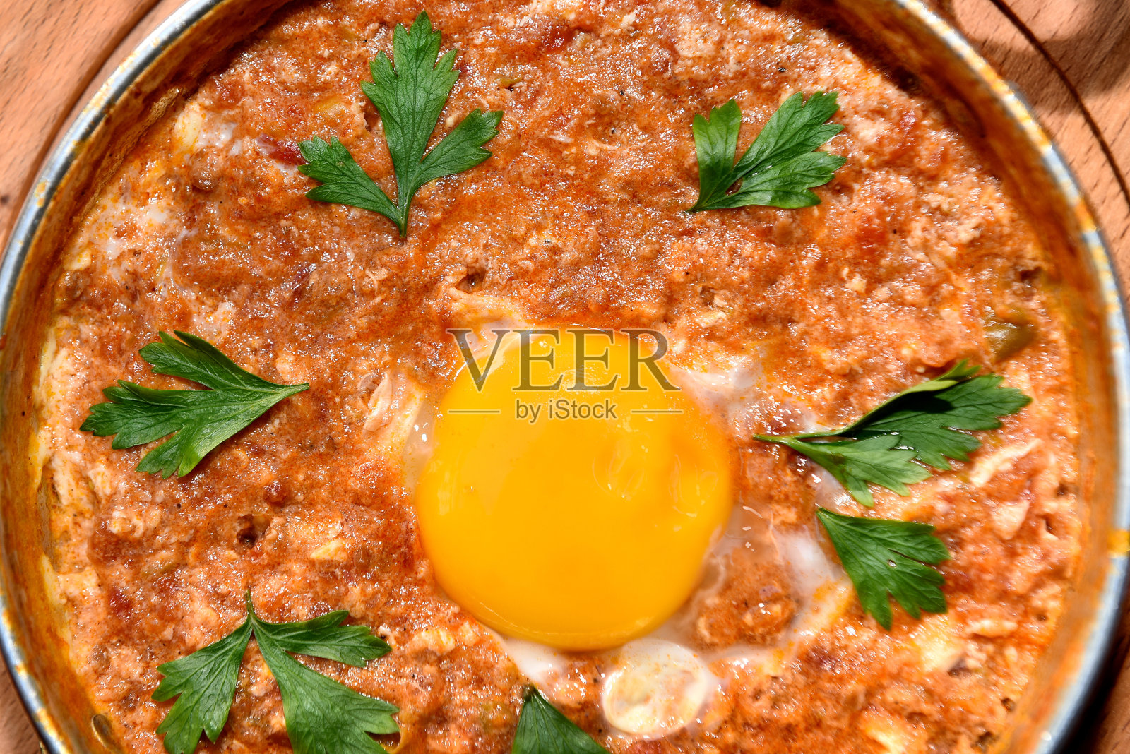 木盘子里的蔬菜煎蛋照片摄影图片