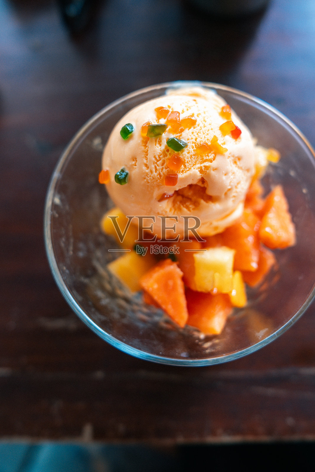 用水果装饰的冰淇淋圣代照片摄影图片