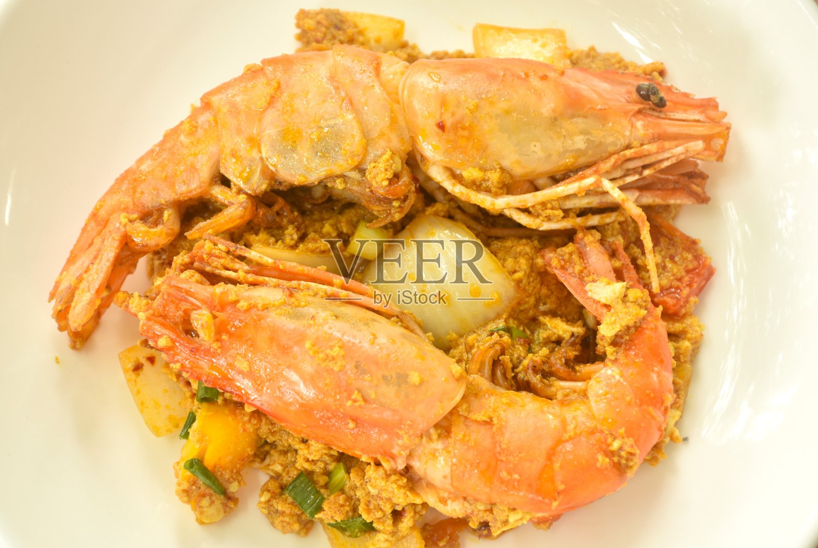 黄咖喱河虾炒蛋照片摄影图片