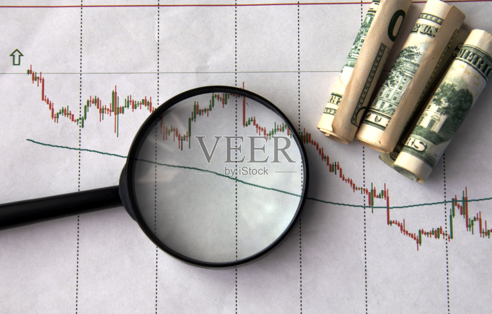 放大镜里的钞票，图表。财务分析、审计或会计照片摄影图片