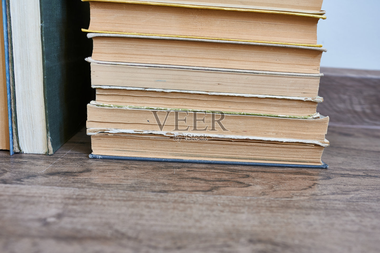 地板上有一堆旧书。照片摄影图片