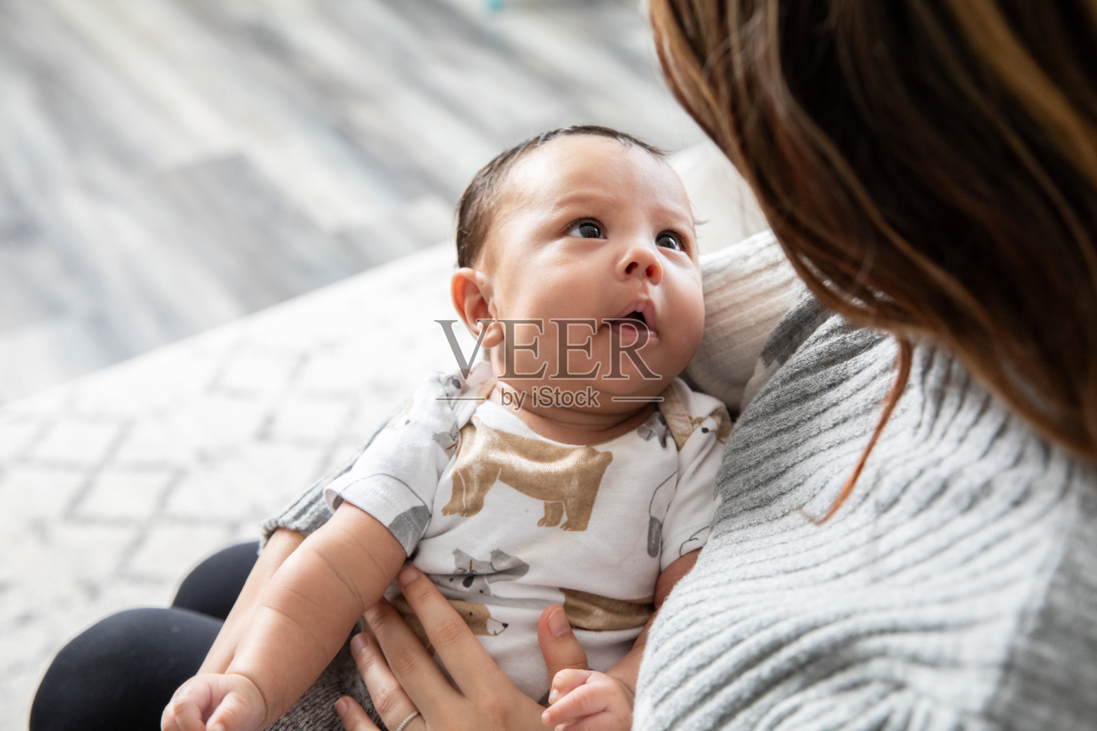 刚出生的小男孩拥抱着他的妈妈照片摄影图片