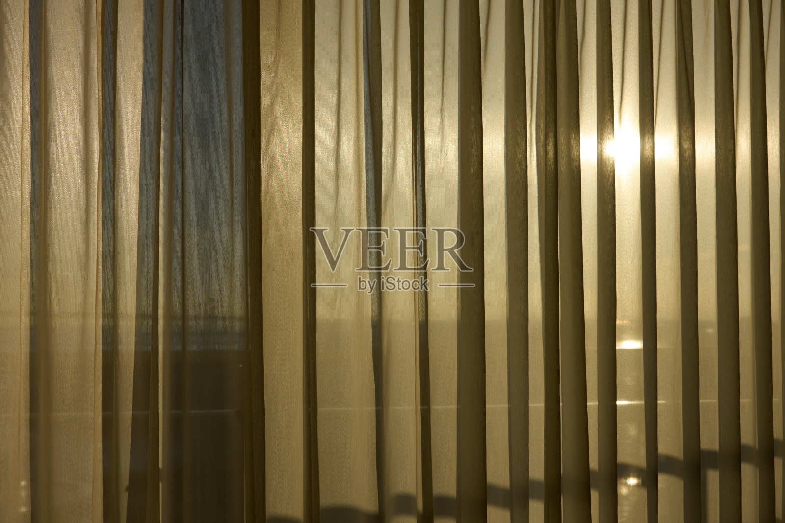 透过窗帘看到的日出照片摄影图片