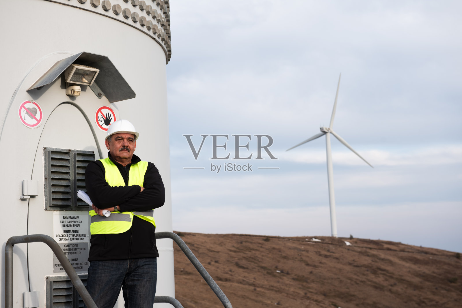 一位风力涡轮机工程师的肖像照片摄影图片