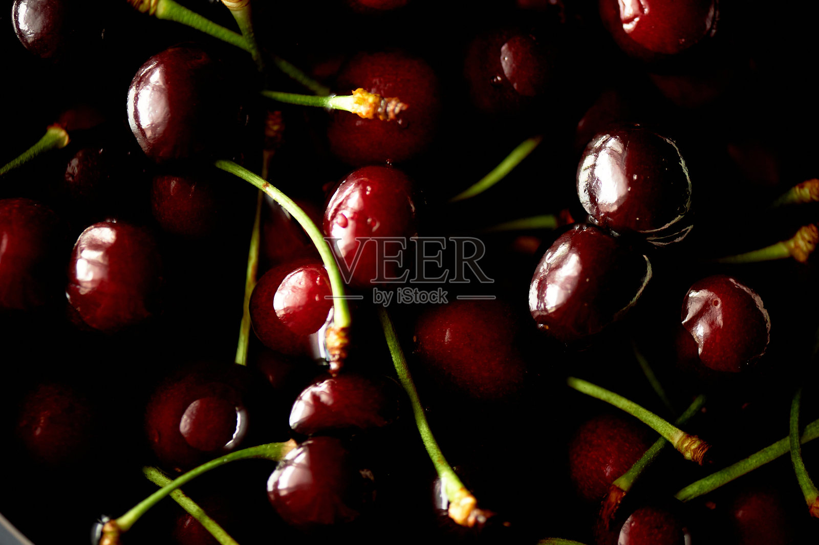 把熟樱桃浸在水里。新鲜，浆果和维生素。照片摄影图片