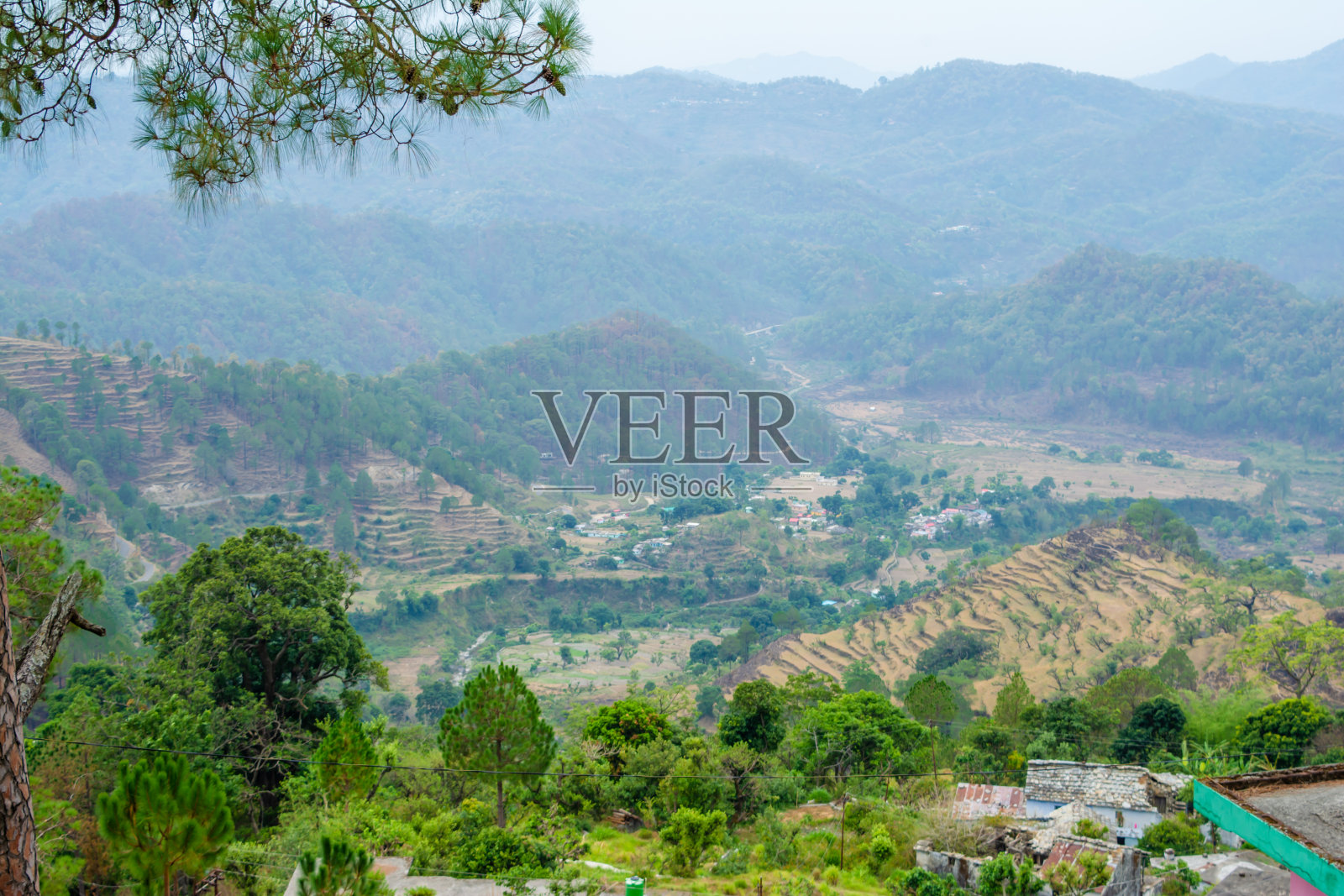 北阿坎德邦加尔瓦尔地区美丽的绿色山脉和兰斯顿山谷。兰斯当美丽的山丘。北阿坎德邦山上的大自然之美。照片摄影图片