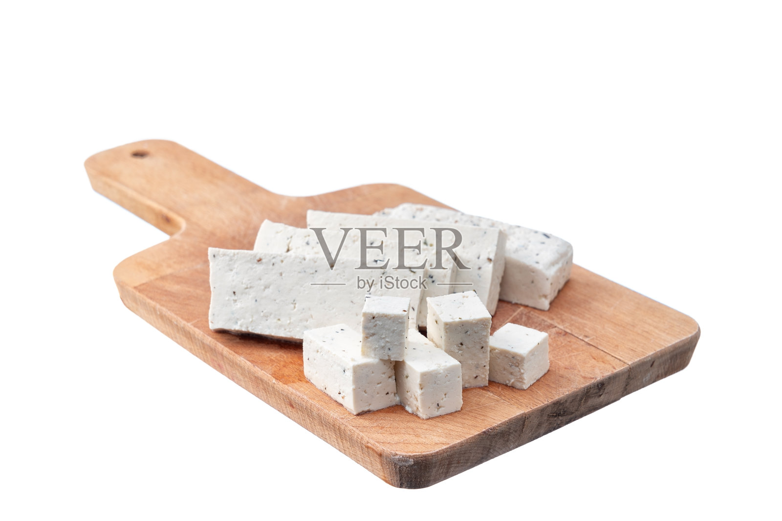 白底木板上的海豆腐片和海藻特写。素食。照片摄影图片