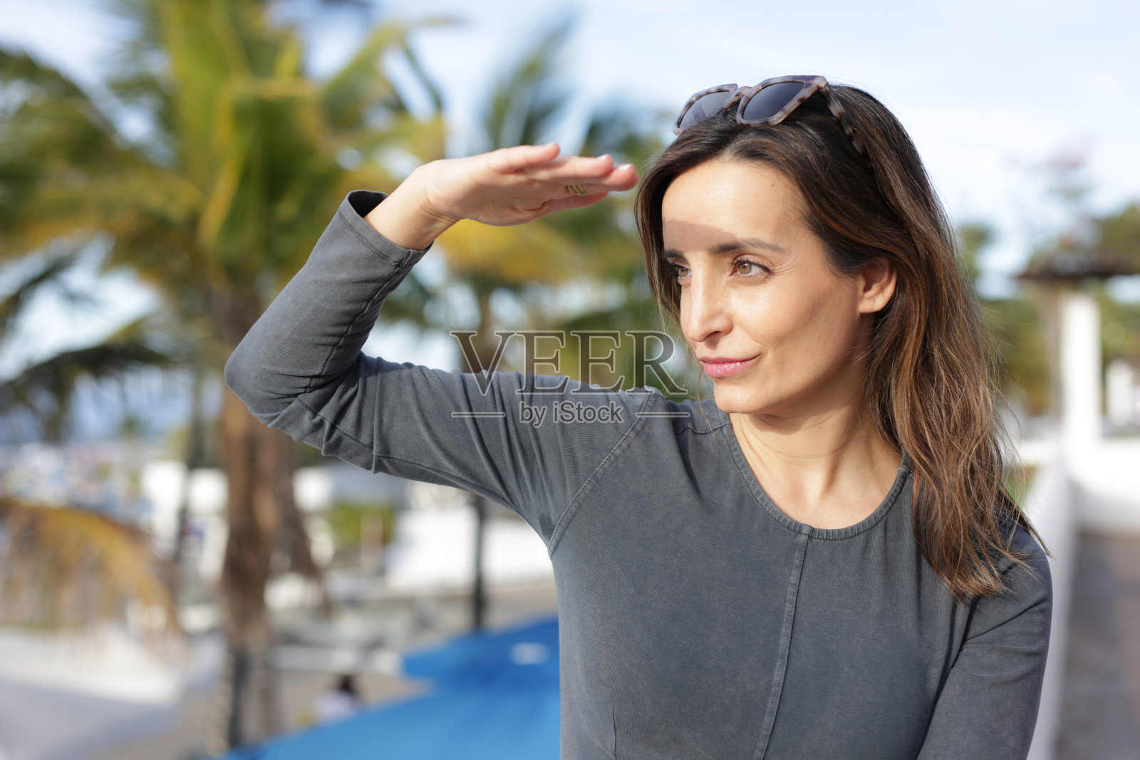 美丽放松的女人享受阳光明媚的日子照片摄影图片