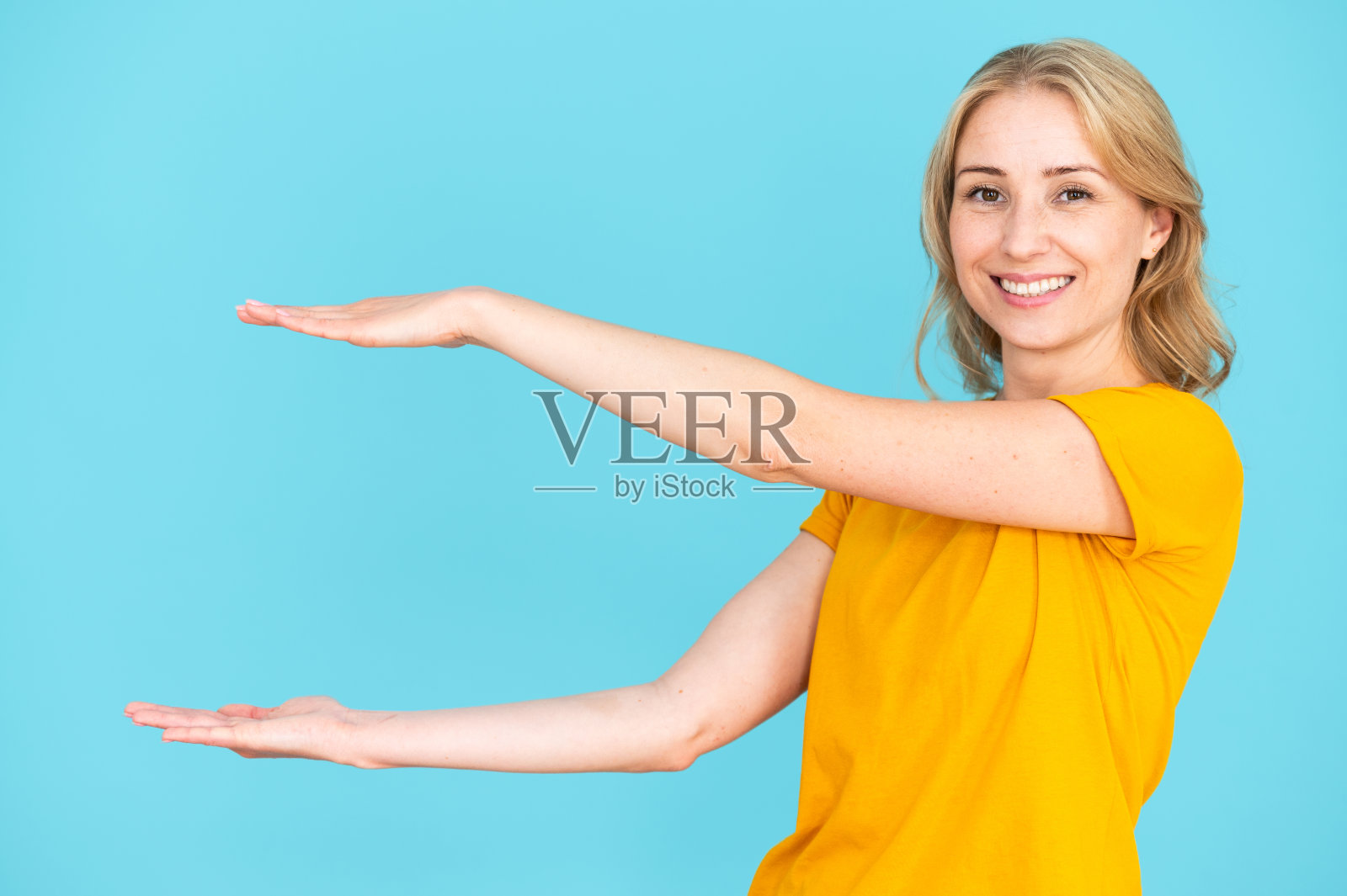 年轻女子手里拿着什么东西在复印空间照片摄影图片