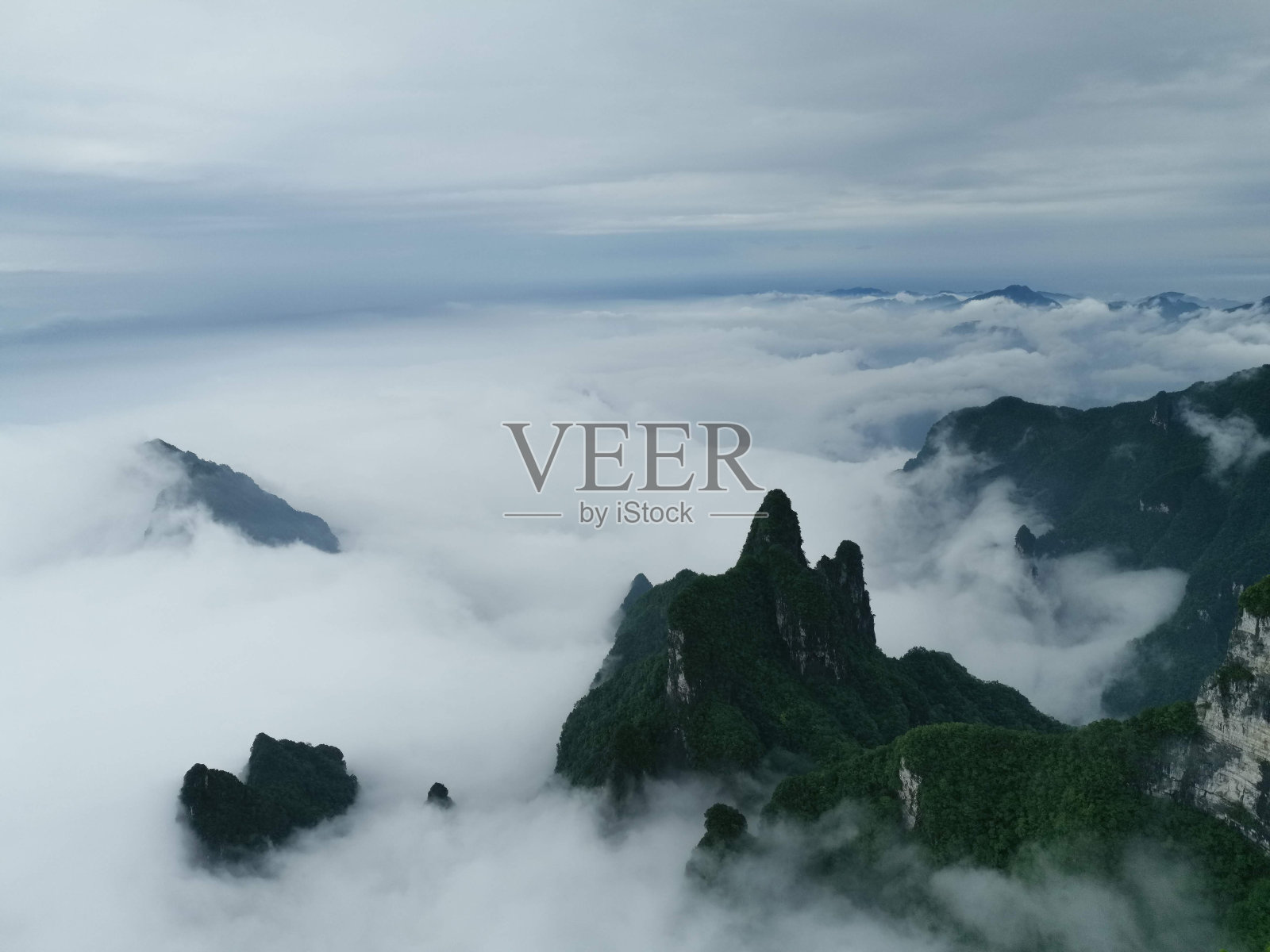 在云之上照片摄影图片