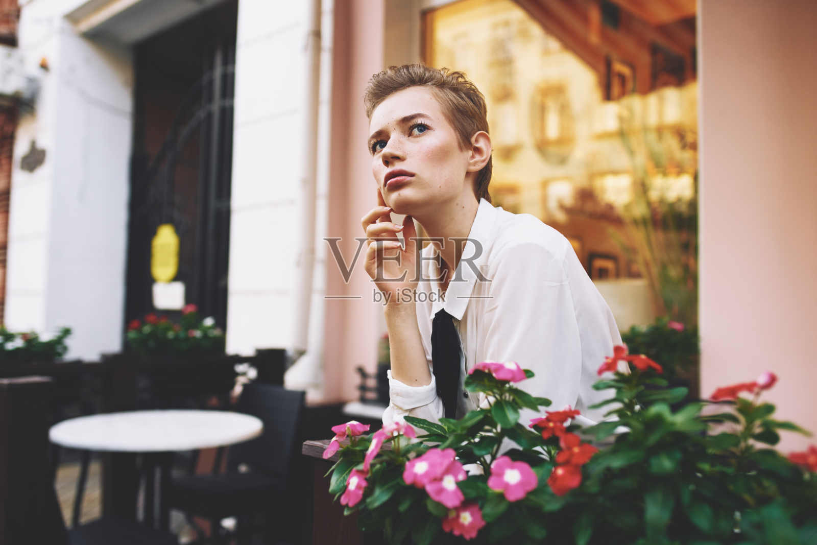 短发女子读书散步在清新的空气中教育照片摄影图片