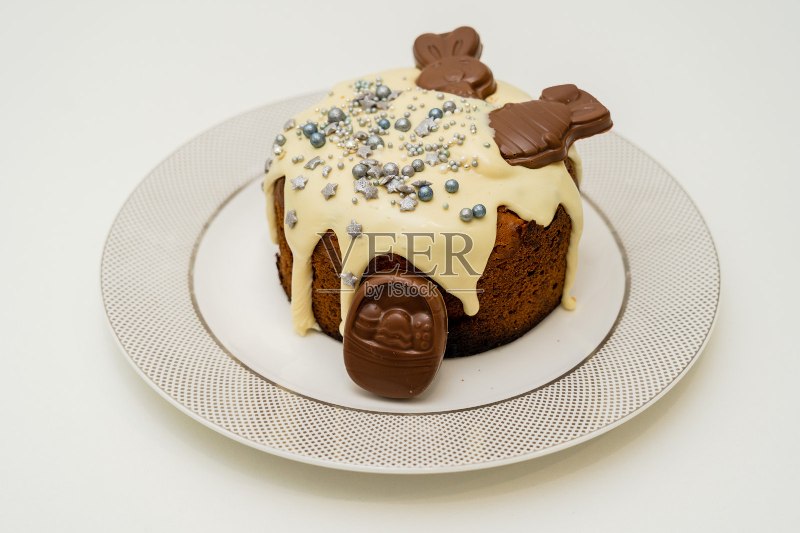 白色桌子上美味的复活节蛋糕。复活节快乐，春假快乐照片摄影图片