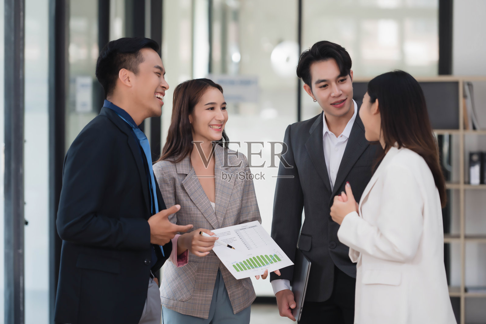 年轻聪明的商业同事在会议室里协作，收集新闻创意。照片摄影图片