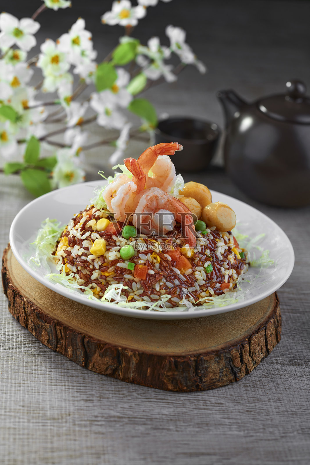 传统的中国炒锅鸡蛋炒饭海鲜大老虎对虾xo酱蔬菜盘子在灰色复古背景咖啡馆酒店豪华清真食品餐厅宴会菜单照片摄影图片