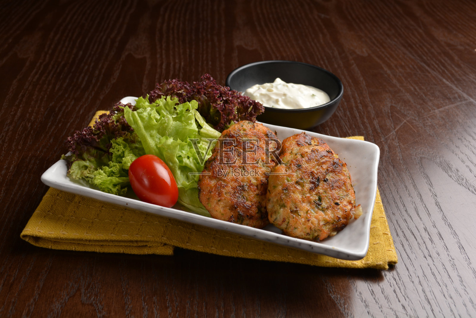 印度马来风味烤土豆饼配特色沙拉，西式清真餐馆菜品照片摄影图片