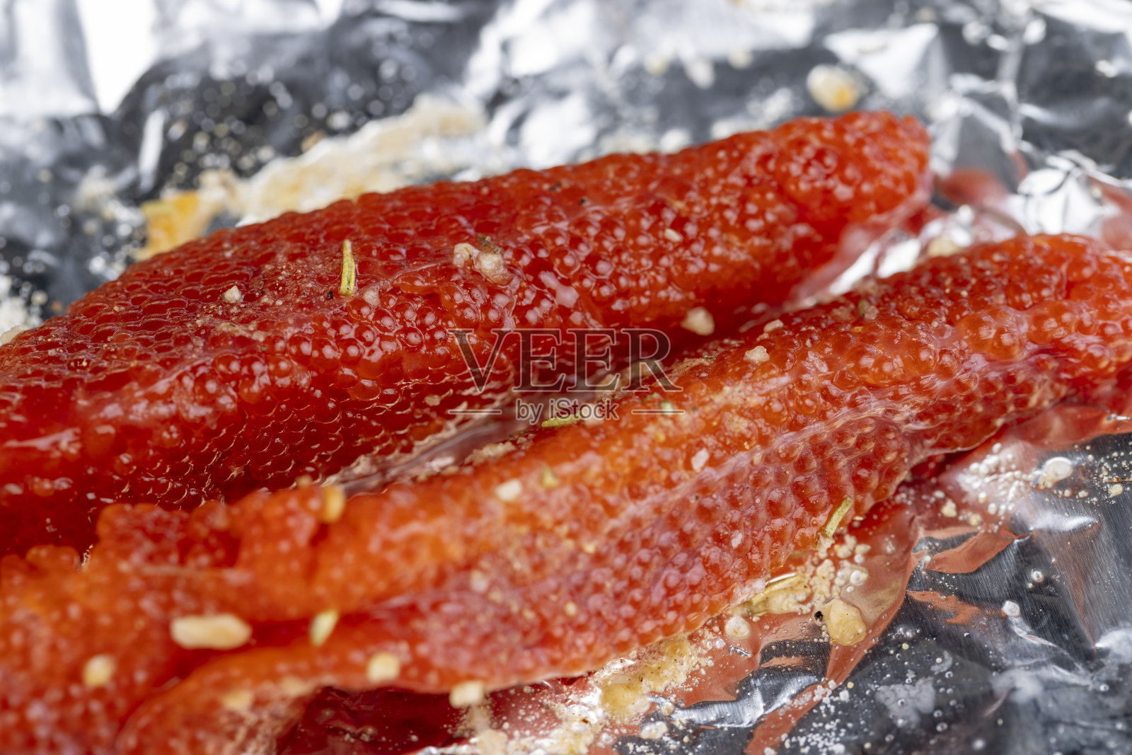 红鳟鱼鱼子酱，用箔纸烹饪照片摄影图片