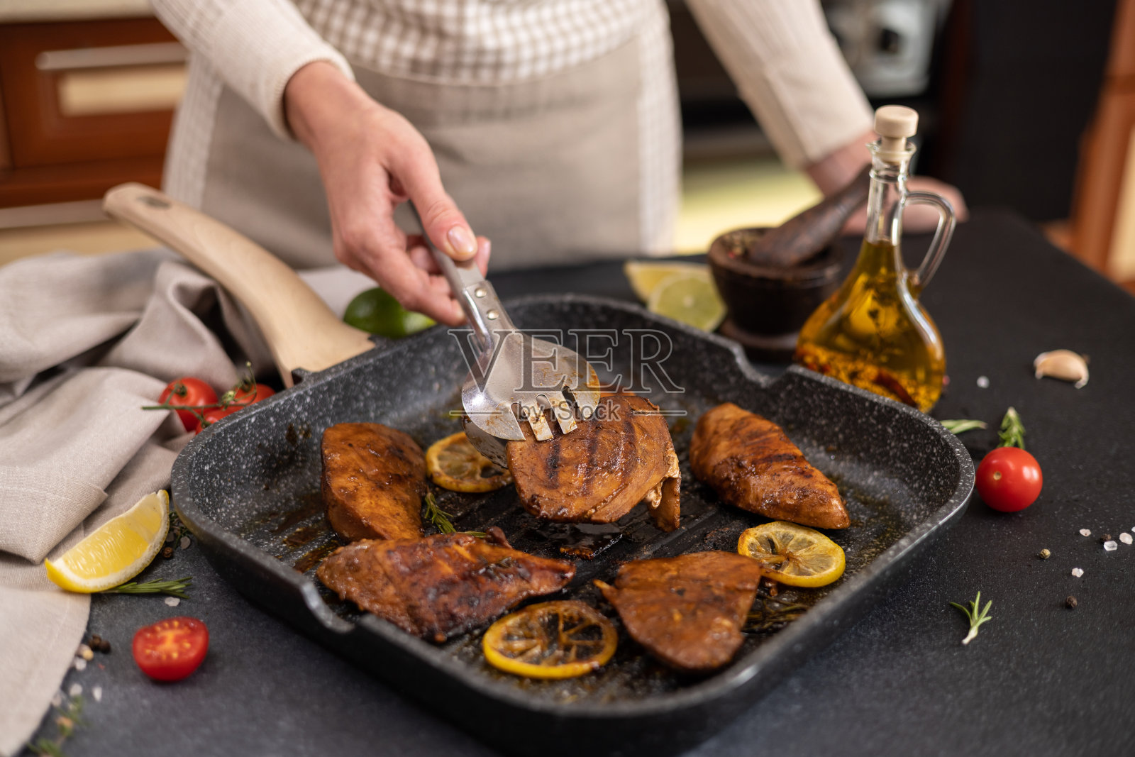 在烤架煎锅上烤的有机金枪鱼牛排照片摄影图片