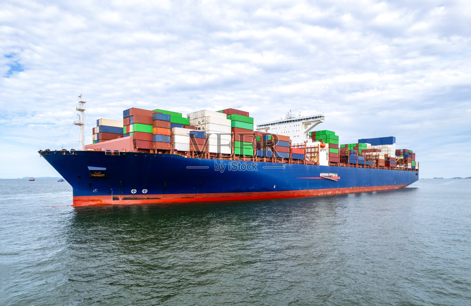 船厂物流进出口用吊桥式集装箱货船的物流运输照片摄影图片