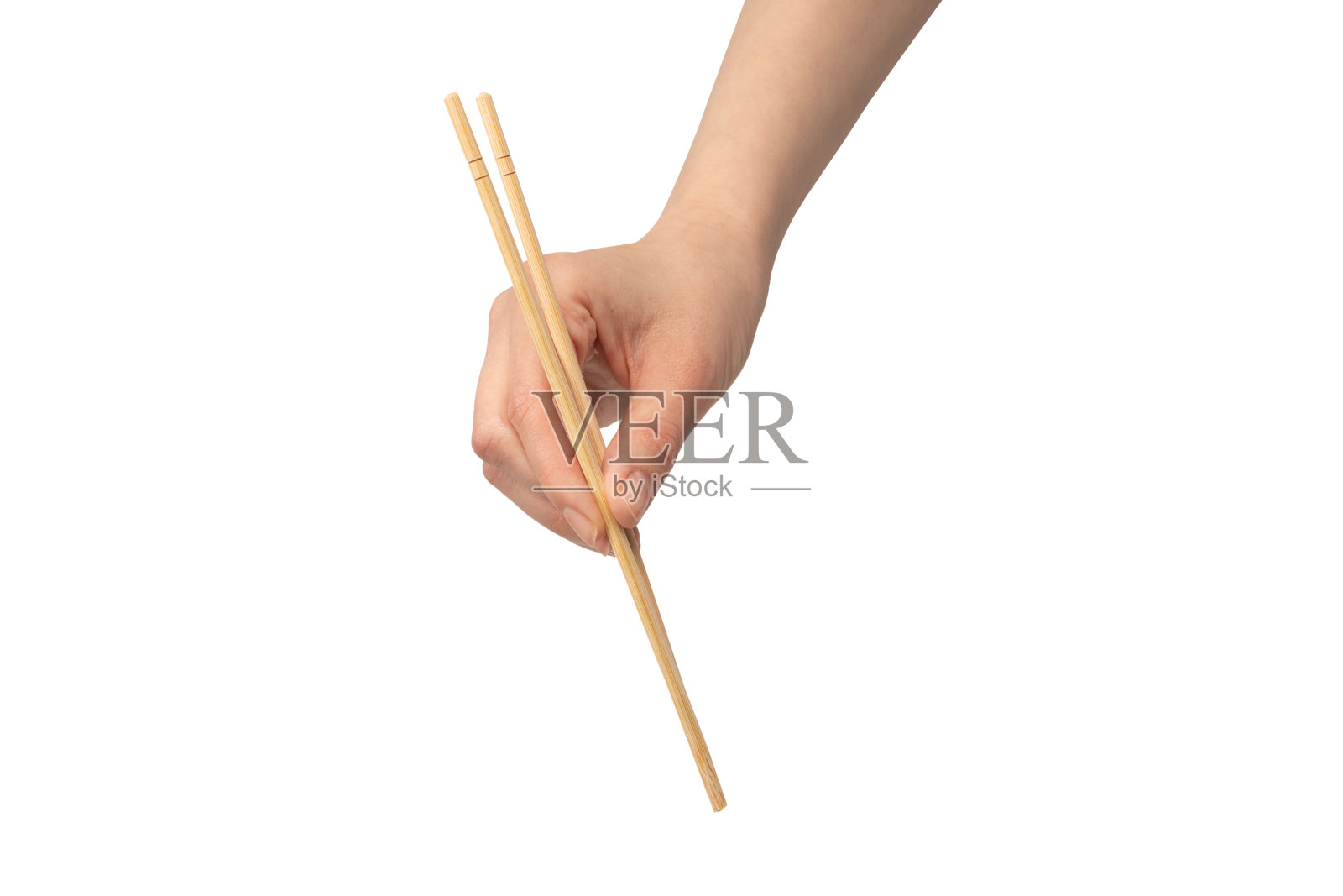 女性手握木制寿司筷子孤立在白色背景。照片摄影图片