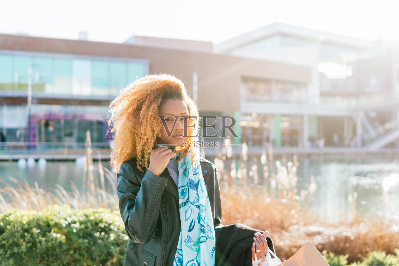 拿着购物袋等着的黑人妇女照片摄影图片