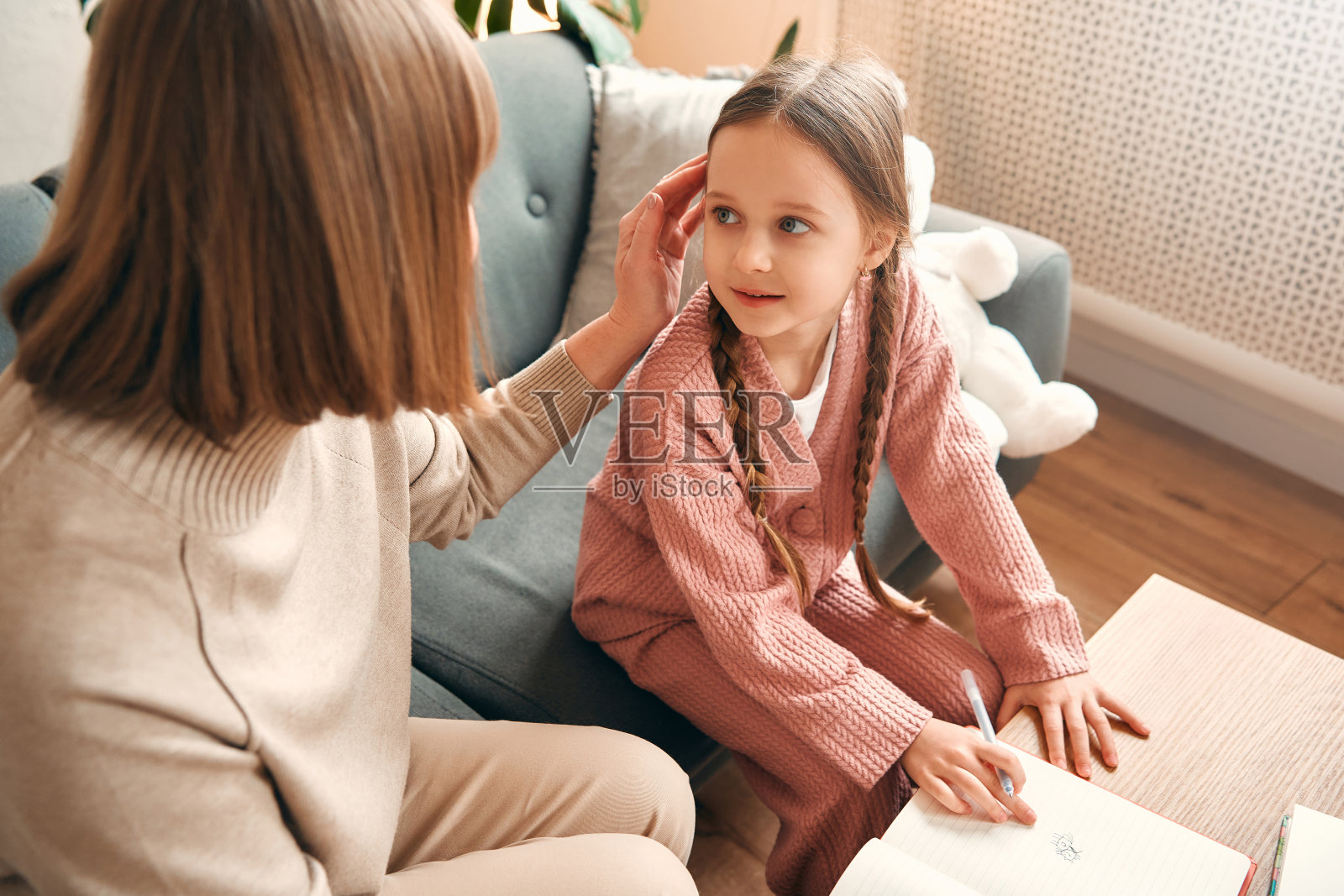 家人在家里。妈妈、女儿和孙女在家。照片摄影图片