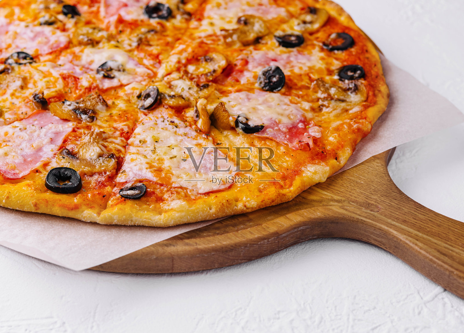 淡色背景下的火腿蘑菇披萨照片摄影图片