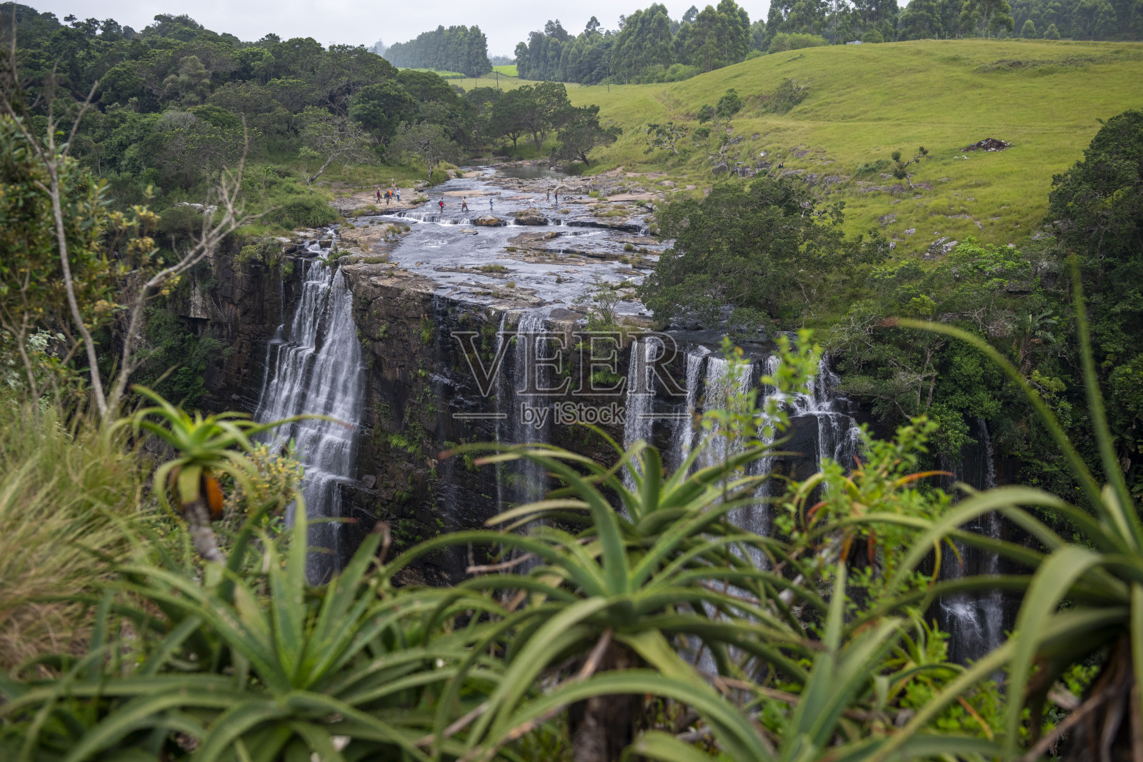 马古瓦瀑布，瀑布森林和南非野生海岸的丛林照片摄影图片
