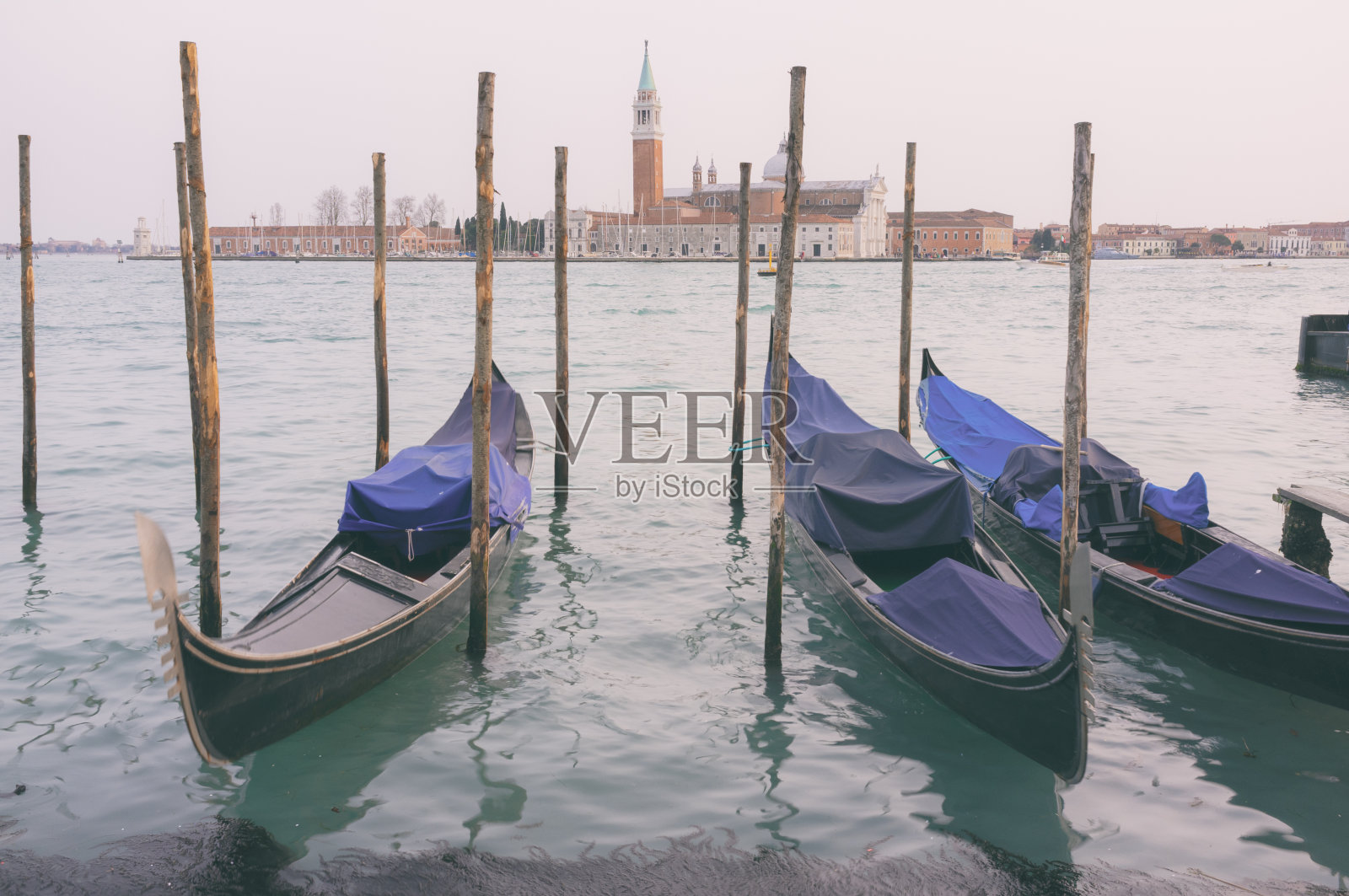 雾中的威尼斯贡多拉照片摄影图片