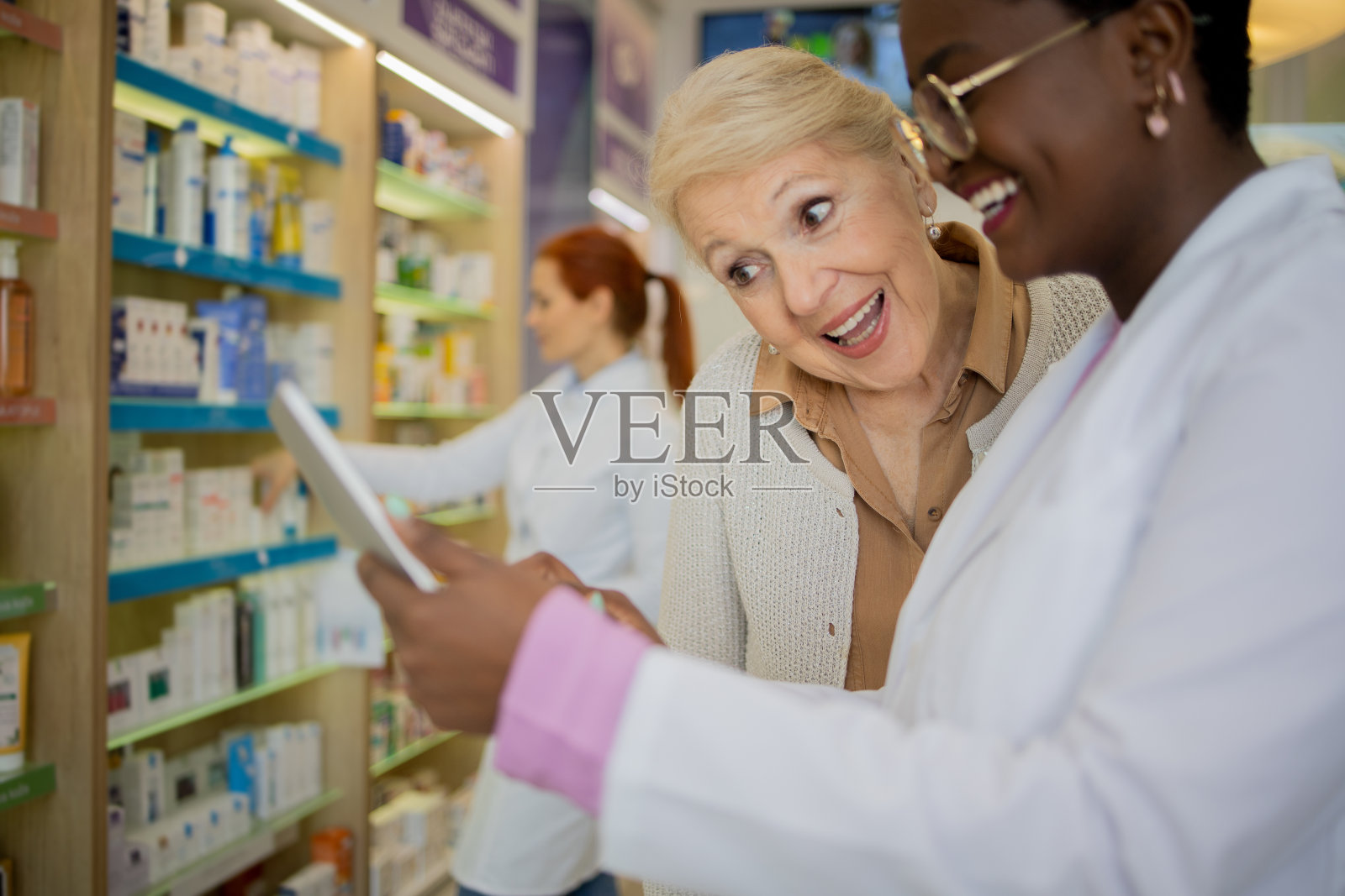 药房的资深女士照片摄影图片