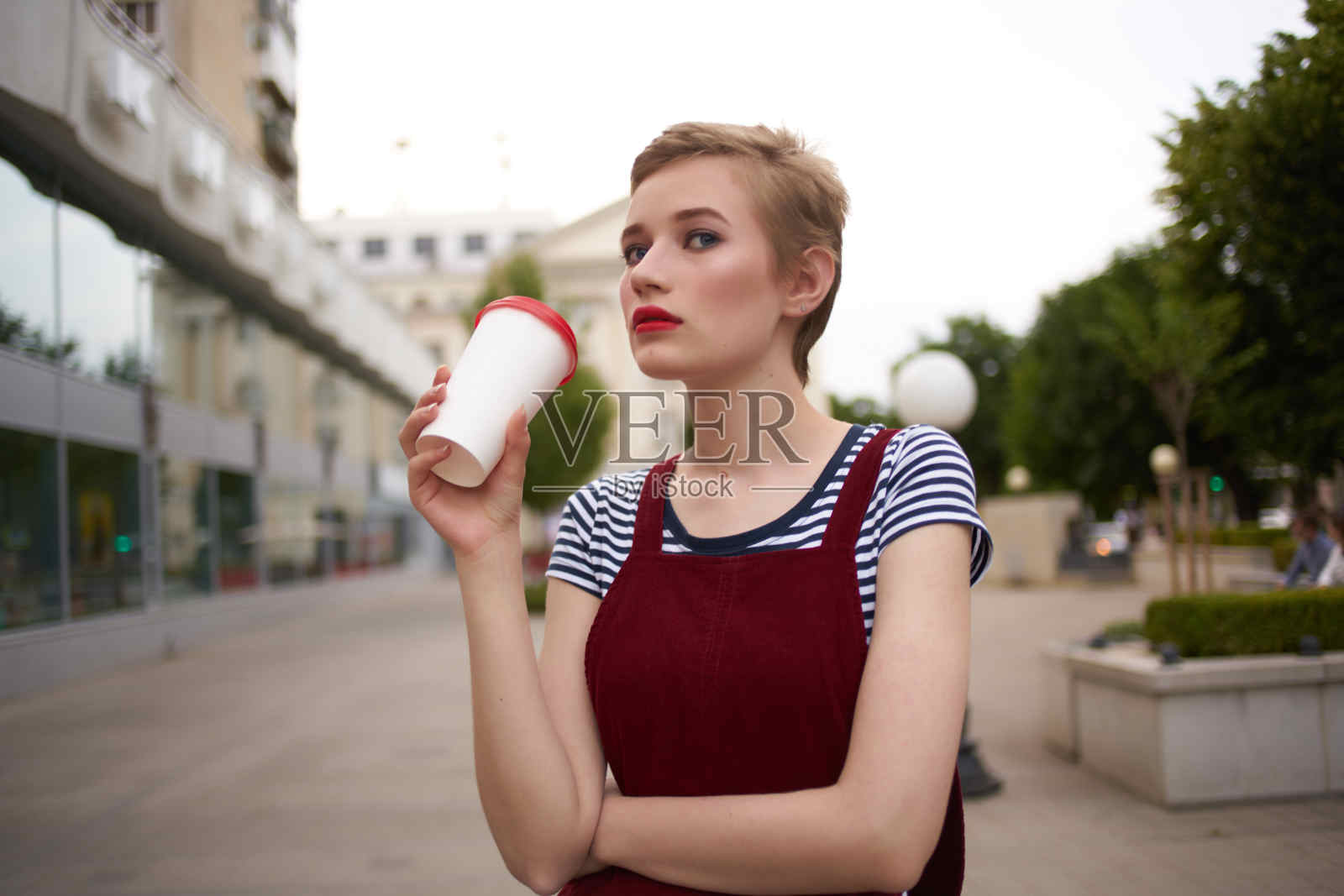 女人在户外散步度假用杯喝的生活方式照片摄影图片