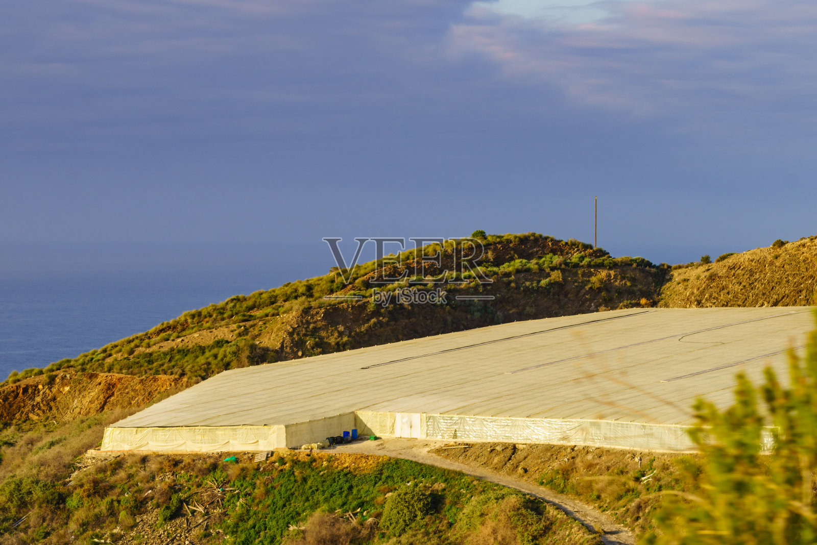 西班牙海岸的塑料温室照片摄影图片