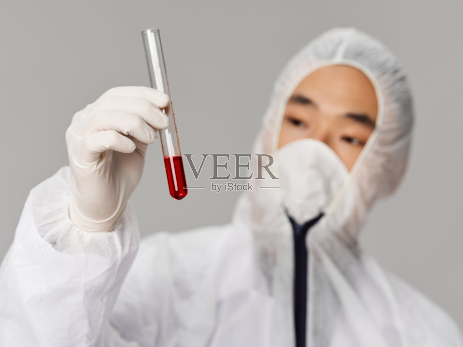 人在医学实验室进行科学研究分析照片摄影图片