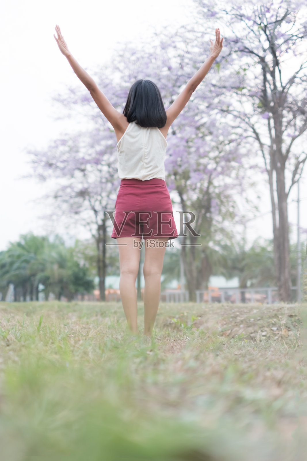 新希望理念，自由生活享受无忧平衡冥想压力，女人站在公园自然景观春夏阳光，旅游旅行假期放松假期露营生活方式。照片摄影图片