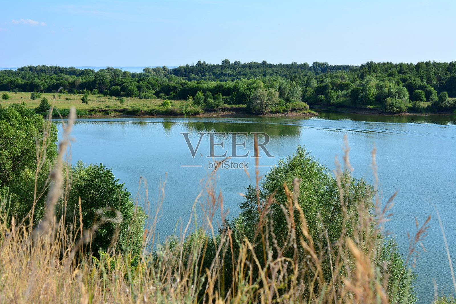 蓝色的湖与绿色的岛俯瞰复制空间照片摄影图片